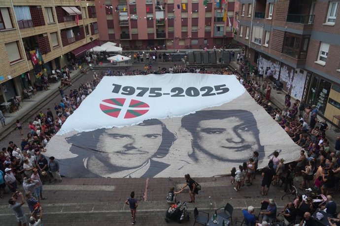 Archivo - Cartel con los rostros de Txiki y Otaegi