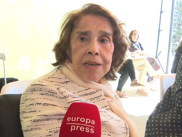 Mirna Carvajal, viuda de Manolo de la Calva, en la entrega de la Medalla de Cultura de Madrid al Dúo Dinámico