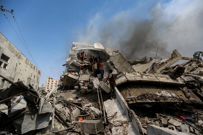 Trabalho de busca e resgate após o exército israelense bombardear um prédio na Cidade de Gaza, no norte da Faixa de Gaza (arquivo).