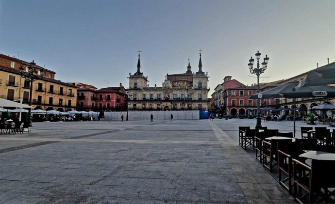 Archivo - Plaza Mayor de León, que acogerá los conciertos del XVIII Festival Internacional Celta Reinu de Llión.