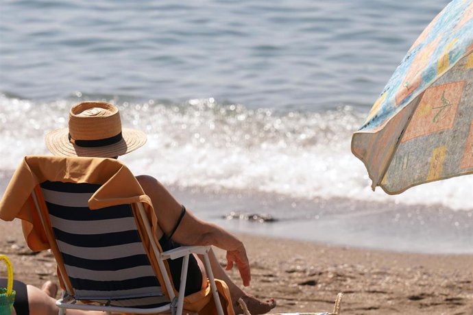 Archivo - Turistas y malagueños disfrutan de la playa de La Malagueta.