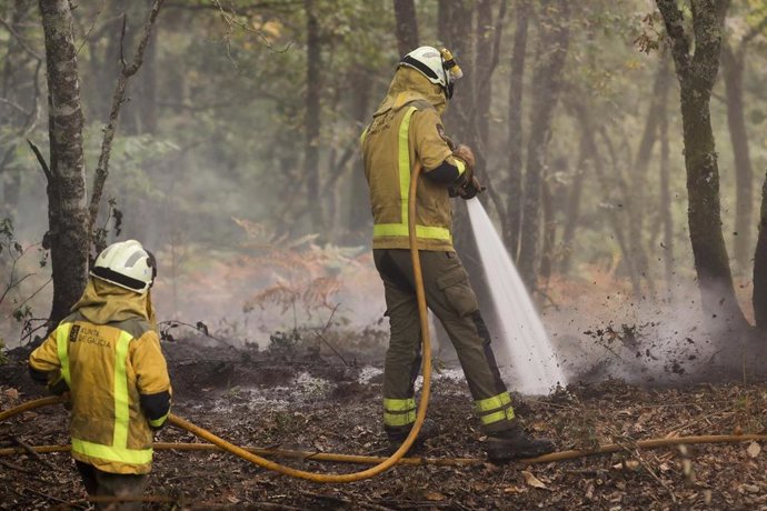 Efectivos de emerxencias realizan labores de extinción do incendio de Pantón, a 22 de setembro de 2025, en Pantón, Lugo.
