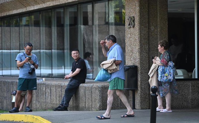 Archivo - Turistas de camino a la playa, a 10 de agosto de 2025, en Santander, Cantabria (España).