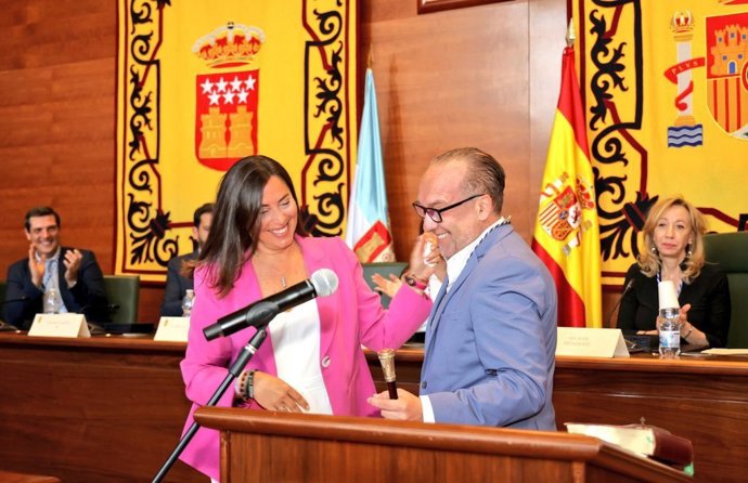 Archivo - Ana Millán junto al alcalde de Arroyomolinos, Luis Quiroga 