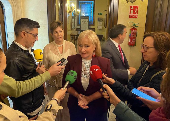 Leticia García atiende a los medios.