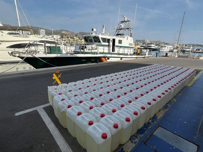 Embarcación interceptada con 192 garrafas de gasolina en Marbella.