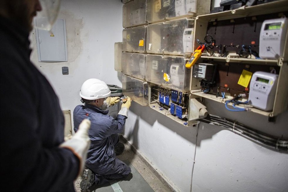 Archivo - Técnico de Endesa revisando unas instalaciones