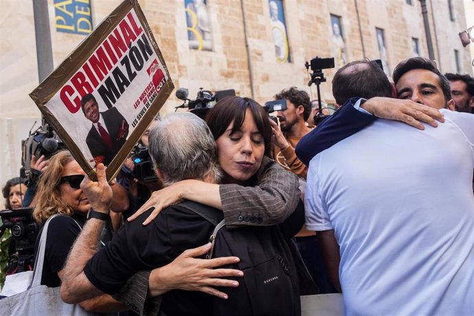 La ministra de Ciencia, Innovación y Universidades y líder del PSPV, Diana Morant, abraza a una persona, durante una concentración para pedir la dimisión de Mazón, frente a Les Corts