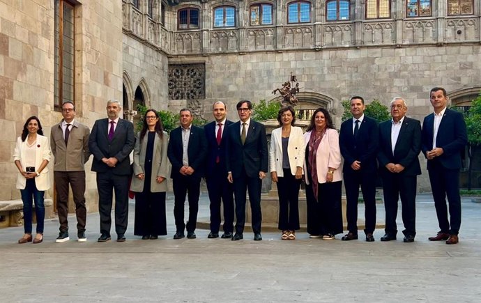 El presidente de la Generalitat, Salvador Illa, el conseller de la Presidencia, Albert Dalmau, el secretario de Governs Locals, Xavier Amor, con representantes de los consejos comarcales de Catalunya y de la ACM y la FMC, en el Palau de la Generalitat