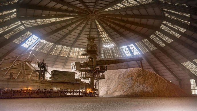 Archivo - Instalaciones de producción de cemento