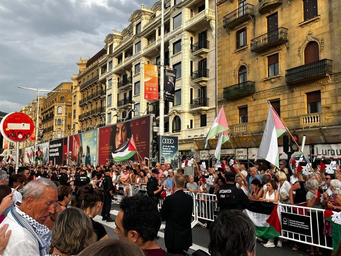 Manifestantes se concentran por Gaza ante el Kursaal antes de la gala de inauguración del Festival de San Sebastián