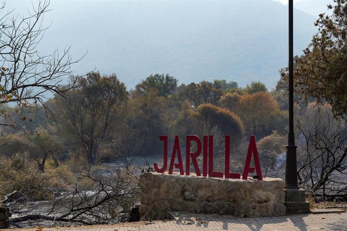 Archivo - Cartel de Jarilla con los alrededores quemados tras el incendio de agosto.