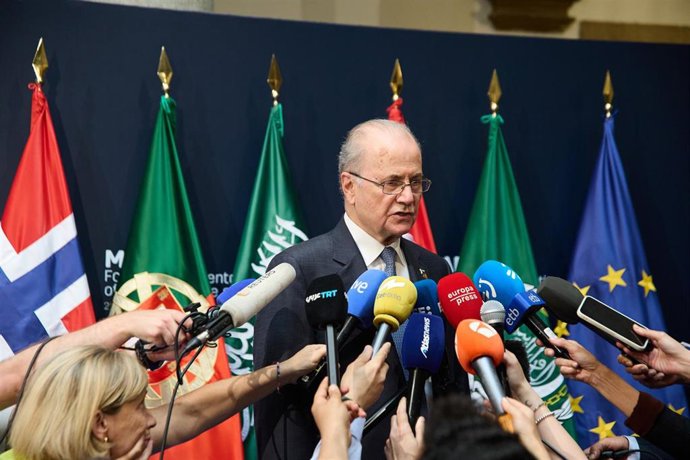Archivo - El primer ministro y ministro de Asuntos Exteriores de la Autoridad Palestina, Mohamed Mustafa, atiende a los medios de comunicación durante la Reunión ministerial de Madrid+ por la implementación de la solución de los dos Estados, en Madrid (Es