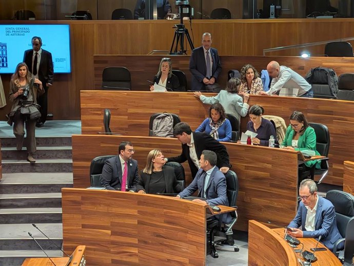 Adrián Barbón, antes de su discurso en el debate de orientación política