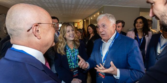 El consejero de Fomento, Octavio López, saluda al vicepresidente de la Comisión COTER del Comité de las Regiones, Emil Boc