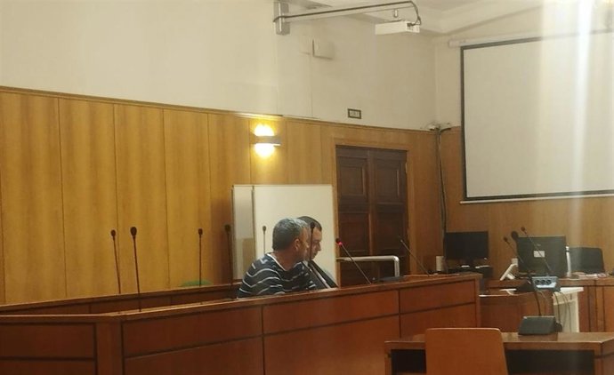 El empresario agrícola junto a su abogado durante la vista de conformidad celebrada este martes en la Audiencia de Valladolid.