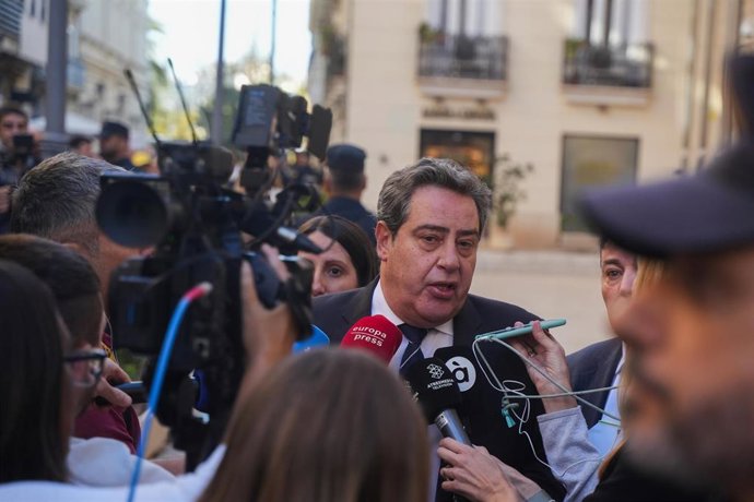 El síndic de Vox, José María Llanos, a su llegada al Debate de Política General