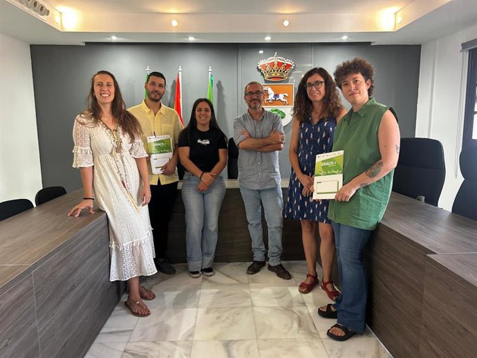 Integrantes de una de las mesas por el proyecto Eracis+ celebrada en Puerto Serrano.