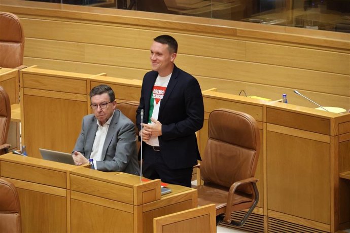 Aitor Bouza (PSdeG) promete como diputado.