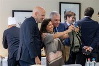 El alcalde de Sevilla se reúne en Bruselas con una veintena de sevillanos y propone una red de embajadores de la ciudad