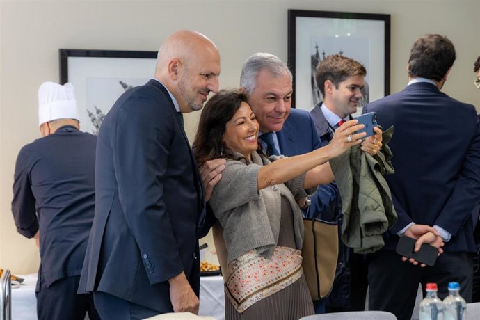 El alcalde se reúne en Bruselas con una veintena de sevillanos.