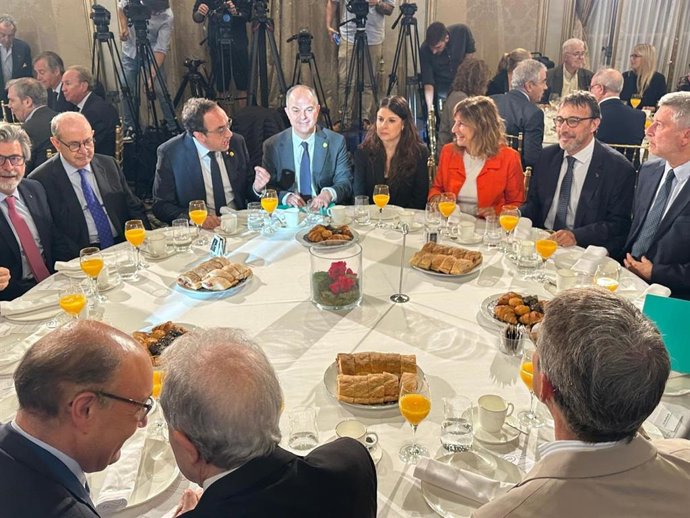 El secretario general de Junts, Jordi Turull, con otros dirigentes del partido