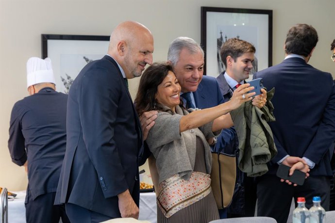 El alcalde se reúne en Bruselas con una veintena de sevillanos.