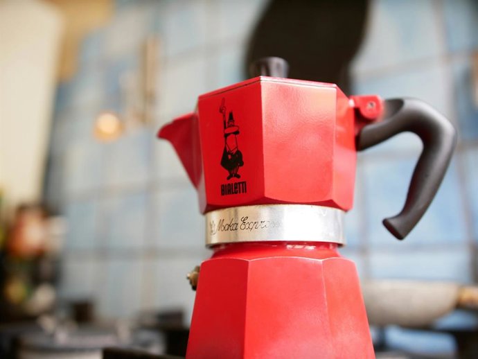 Por qué tu cafetera italiana de 4 tazas no da para cuatro cafés: el error que muchos cometen (y cómo solucionarlo)
