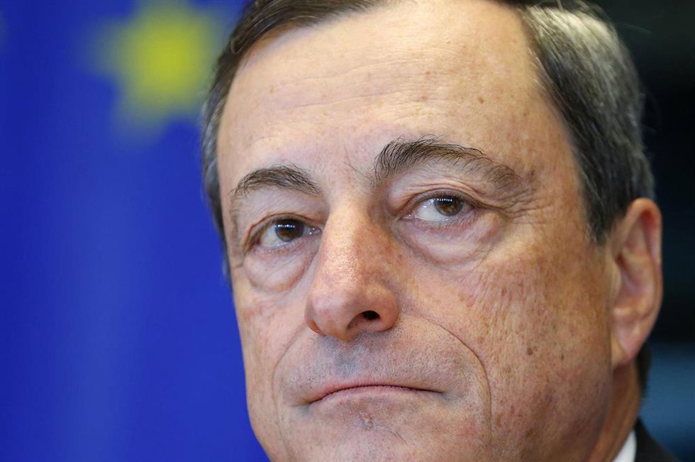 Archivo - El presidente del Banco Central Europeo, Mario Draghi, antes de una reunión del comité económico y de asuntos monetarios del Parlamento Europeo en Bruselas, sep 23 2013. Sondeos de confianza y de producción han fortalecido la visión de que la 
