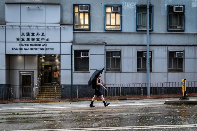 Archivo - Imagen de archivo de una persona con un paraguas ante las fuertes precipitaciones en Hong Kong.