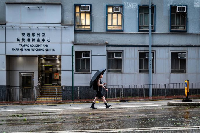 Archivo - Arquivo - Imagem de arquivo de uma pessoa com um guarda-chuva sob forte chuva em Hong Kong.