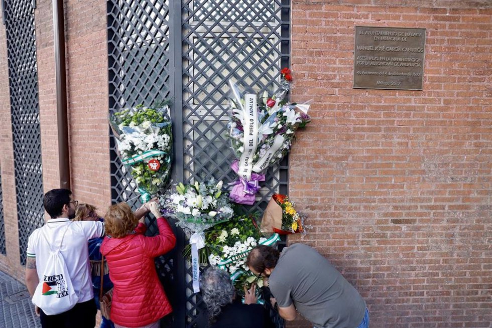 Archivo - Las hermanas de Manuel José García Caparrós  Loli, Puri y Paqui, en la ofrenda floral en el lugar del fallecimiento. 
