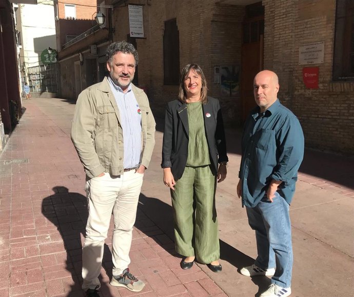 La portavoz del grupo municipal del PSOE, Lola Ranera; cn el concejal socialista, Paco Galán., delante de la Casa de las Culturas en Zaragoza