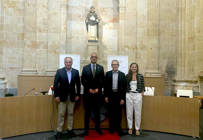 Da esquerda para a direita: o presidente da Aecc em Salamanca, Ángel Losada; o diretor do CIC, Xosé Bustelo; o presidente nacional da Aecc, Ramón Reyes e a pesquisadora Sandra Blanco.