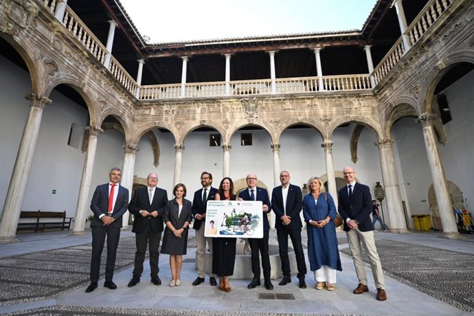 La consejera de Fomento, Rocío Díaz, y el rector de la UGR, Pedro Mercado, en el centro en la imagen