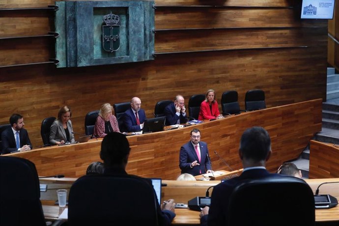 El  Presidente del Principado, Adrián Barbón, en el  debate de orientacion politica