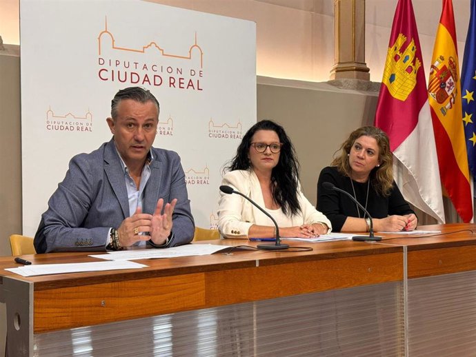 El vicepresidente cuarto de la Diputación, Adrián Fernández, en rueda de prensa.