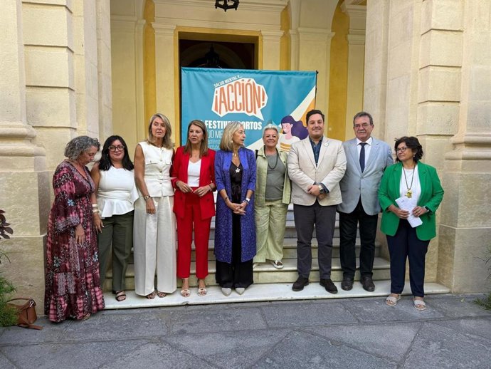 La consejera de Salud, Rocío Hernández, en el centro de la imagen, con motivo de la presentación del VII Festival de Cortos y Salud Mental, que organiza Asaenes Salud Mental Sevilla.