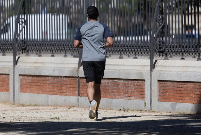 Archivo - Una persona corriendo en el Parque de El Retiro, a 17 de abril de 2024, en Madrid (España). 