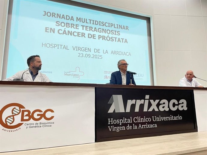 El consejero de Salud inauguró hoy una jornada de formación en teragnosis en la Arrixaca