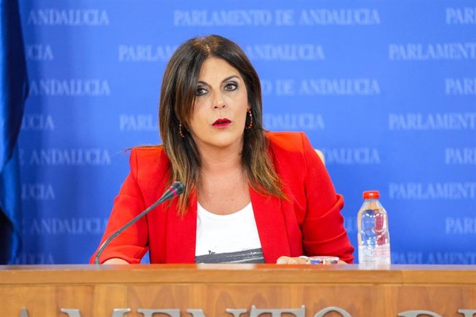 La portavoz adjunta del Grupo Parlamento Socialista, Ángeles Férriz, durante la ronda de ruedas de prensa de portavoces de los grupos parlamentarios en el Parlamento de Andalucía, a 10 de septiembre de 2025. (Foto de archivo).