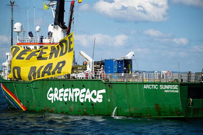 Archivo - El barco de Greenpeace, Artic Sunrise, con una bandera, a 12 de junio de 2024, en Ría de Arousa, A Coruña, Galicia.