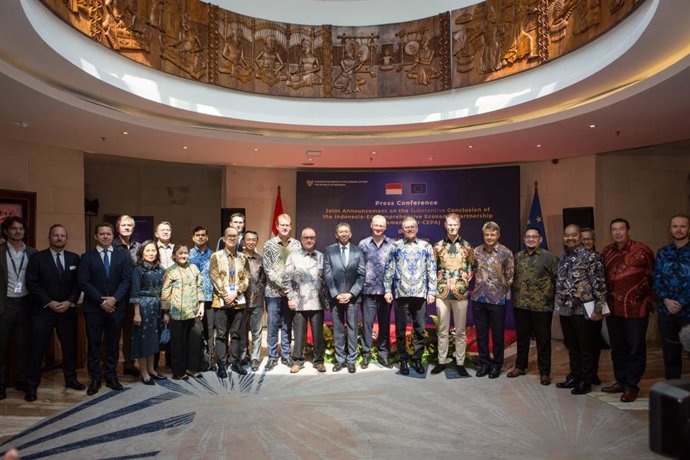 Negociadores comerciais da UE e da Indonésia posam após a conclusão de um acordo de livre comércio e investimento em Bali, Indonésia.