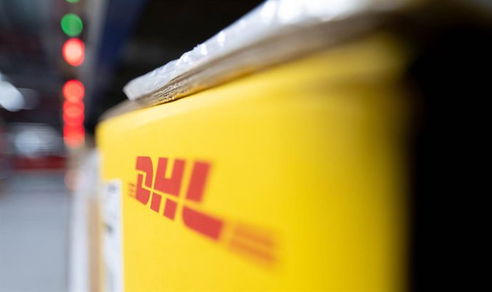 Archivo - FILED - 22 May 2024, Saxony, Schkeuditz: The logo of DHL is seen on a package in Saxony's DHL Hub. Photo: Hendrik Schmidt/dpa