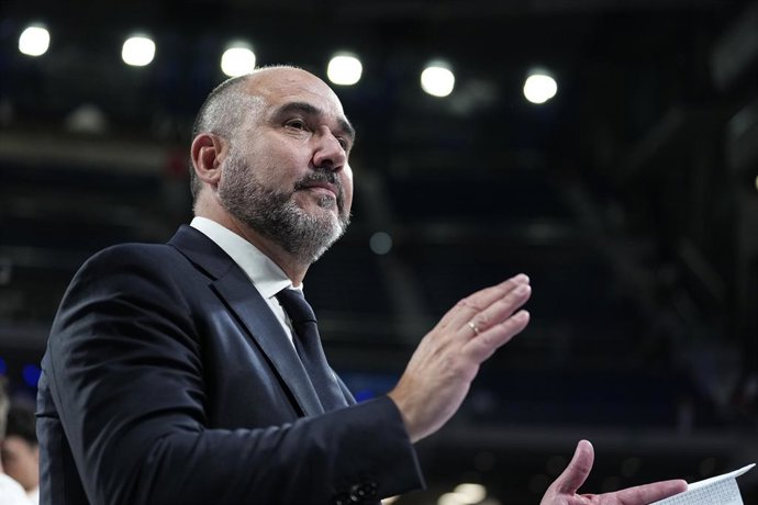 Archivo - Chus Mateo, técnico do Real Madrid, reage durante a partida de basquete da Liga Espanhola, semifinal da Liga ACB Endesa, disputada entre Real Madrid e Unicaja Baloncesto no pavilhão Movistar Arena, em 13 de junho de 2025, em Madri, Espanha.