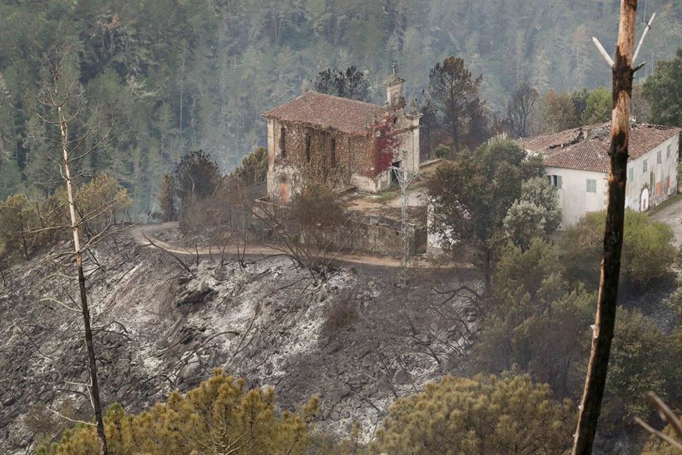 Zonas calcinadas por el incendio de Pontón durante la realización de labores de extinción del incendio de Pantón, a 22 de septiembre de 2025, en Pantón, Lugo (España). El incendio declarado el pasado jueves en el municipio lucense de Pantón sigue activo