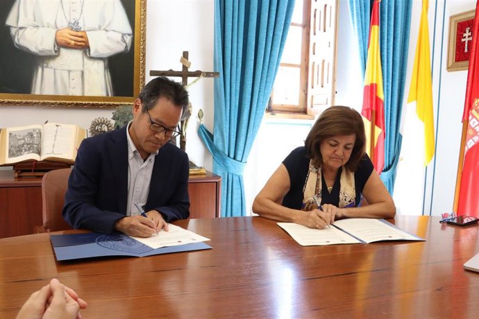 La presidenta de la UCAM, María Dolores García, y el presidente de TICSA en Europa, Jiro Hayashi