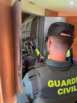 La Guardia Civil acompaña a la empresa de suministro de agua a cortar 17 enganches ilegales en viviendas ocupadas en Arroyo (Valladolid).
