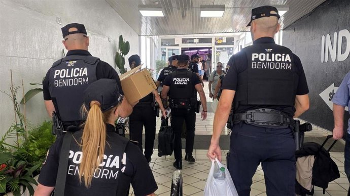 Agentes de la Policía Local de Benidorm (Alicante) durante la operación Bangladesh en nueve tiendas del Rincón de Loix