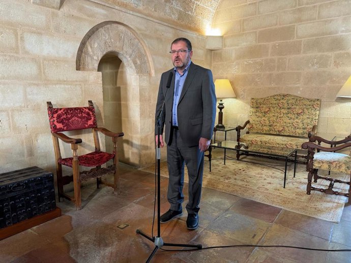 Archivo - El presidente de la Obra Cultural Balear (OCB), Antoni Llabrés. Archivo.